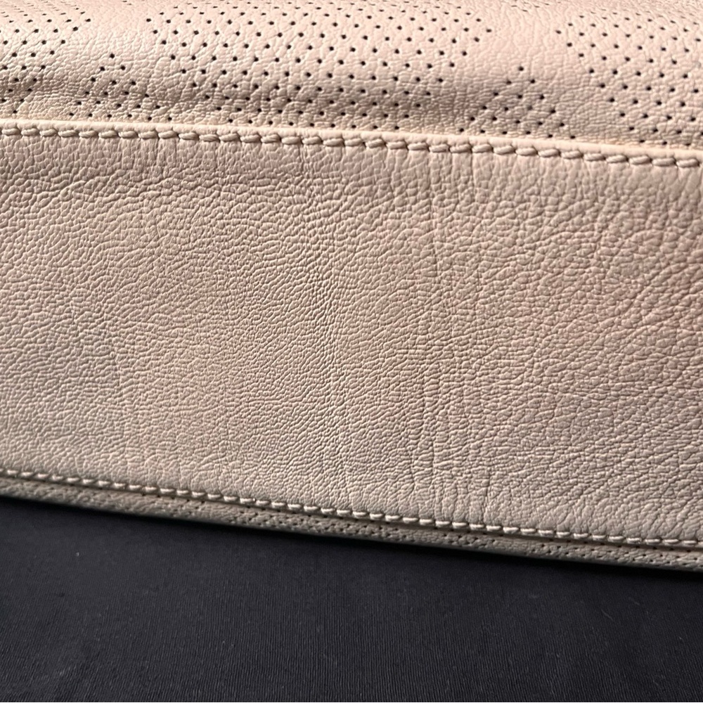 Chanel Cream Tote Bag with Textured Canvas and Iconic CC Logo - Picture 13 of 16